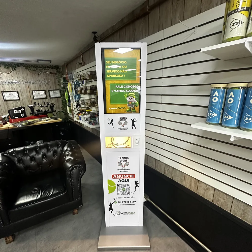 Totem Santa Carga na Barbearia Tennis